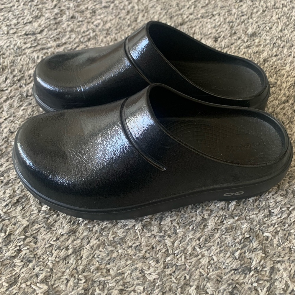OOFOS Black Shiny Clogs Women’s 7 Comfort Cozy